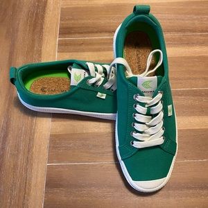 Cariuma Oca Low Green Canvas Unisex Sneakers